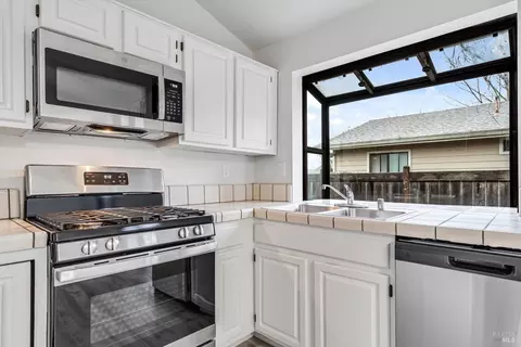 81 Edith St, Petaluma, CA 94952 photo 9