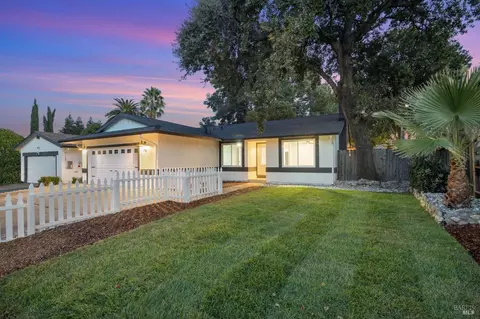 718 La Cruz Ln, Vacaville, CA 95687