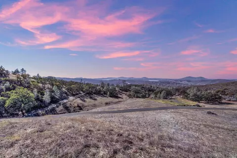 877 Watertrough Rd, Clearlake Oaks, CA 95423