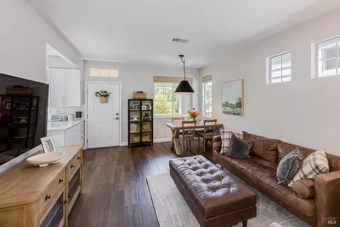 2032 Easton Dr, Petaluma, CA 94952