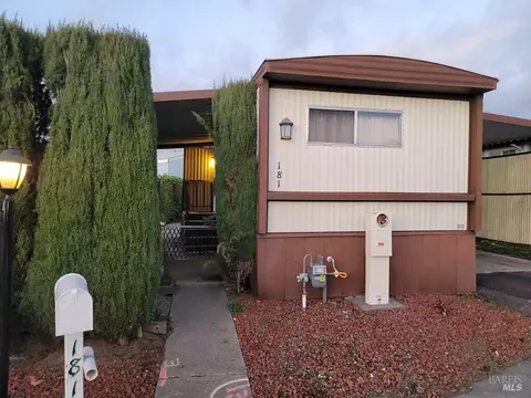 181 Pear Ln, Santa Rosa, CA 95407