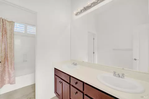 Bath - 1821 Landmark Dr, Vallejo, CA 94591 photo 6 of 7
