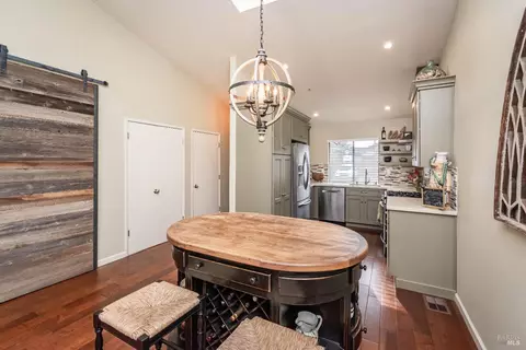 886 Professional Dr, Napa, CA 94558 photo 3