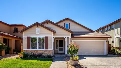 7664 8th Hole Dr, Windsor, CA 95492