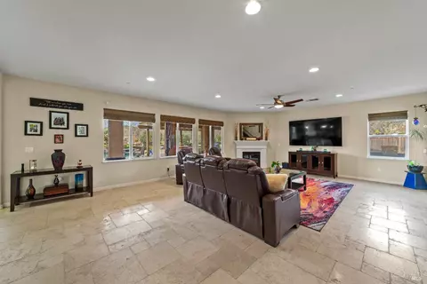 Living - 4401 Avondale Cir, Fairfield, CA 94533 photo 3 of 6