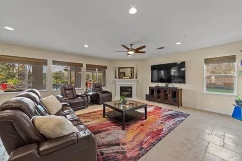 Living - 4401 Avondale Cir, Fairfield, CA 94533 photo 2 of 6