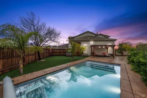 1042 Fountain Grove Dr, Vacaville, CA 95688