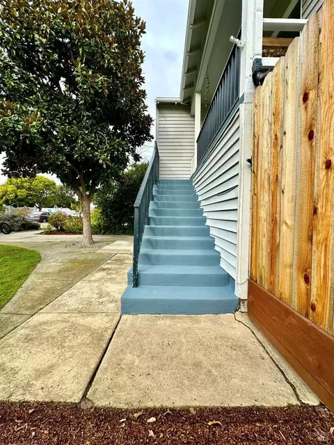 471 E J St, Benicia, CA 94510 photo 5