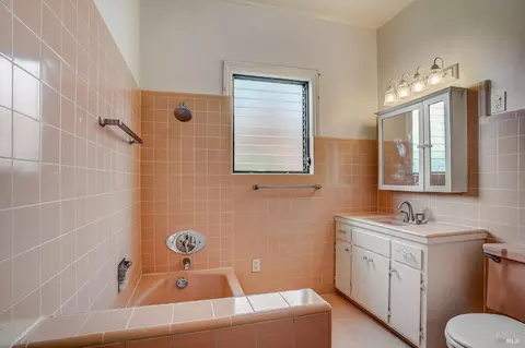 Bath - 615 Kentucky St, Vallejo, CA 94590 photo 1 of 1