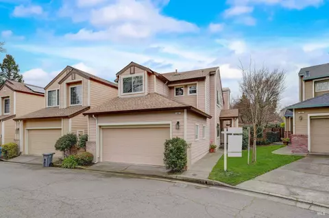 906 Woodlake Dr, Santa Rosa, CA 95405