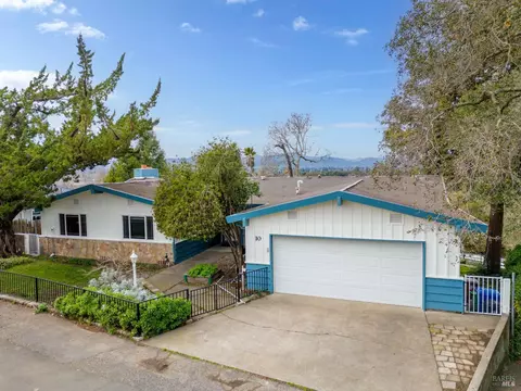 10 Chapel Hill Dr, Napa, CA 94559