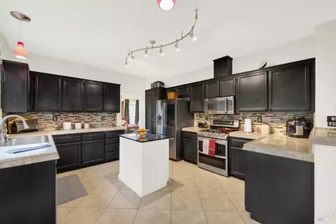 Kitchen - 280 Bantry Dr, Vacaville, CA 95688 photo 9 of 12