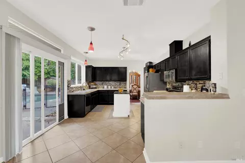 Kitchen - 280 Bantry Dr, Vacaville, CA 95688 photo 11 of 12