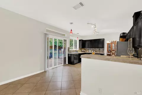 Kitchen - 280 Bantry Dr, Vacaville, CA 95688 photo 12 of 12