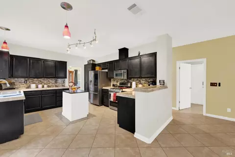 Kitchen - 280 Bantry Dr, Vacaville, CA 95688 photo 10 of 12