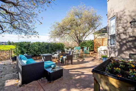 15 Sapporo Ct, Petaluma, CA 94954