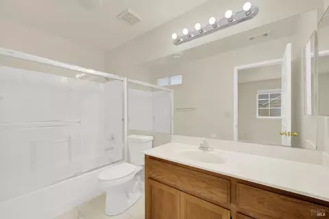 Bath - 118 Brogan Ct, Fairfield, CA 94534 photo 5 of 7