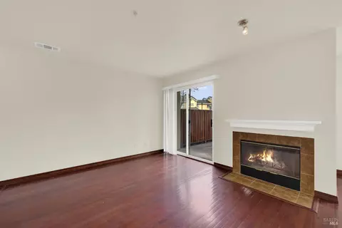 Living - 118 Brogan Ct, Fairfield, CA 94534 photo 6 of 9