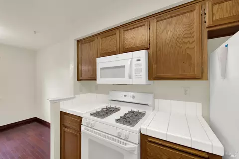 Kitchen - 118 Brogan Ct, Fairfield, CA 94534 photo 5 of 9