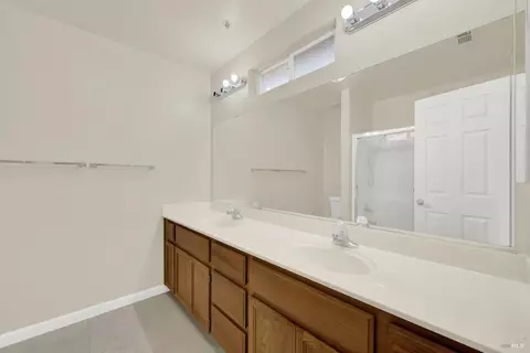 Bath - 118 Brogan Ct, Fairfield, CA 94534 photo 2 of 7