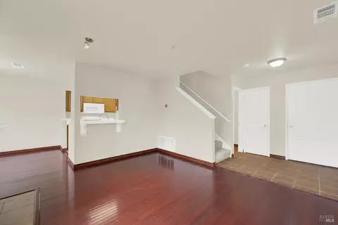 Living - 118 Brogan Ct, Fairfield, CA 94534 photo 3 of 9