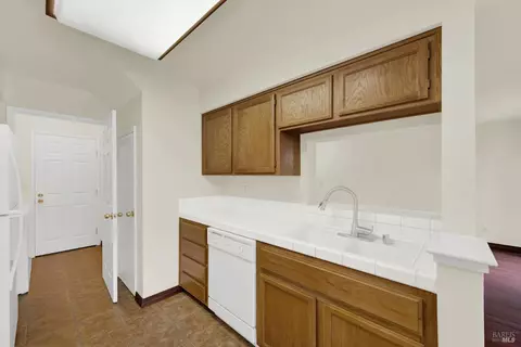 Kitchen - 118 Brogan Ct, Fairfield, CA 94534 photo 6 of 9