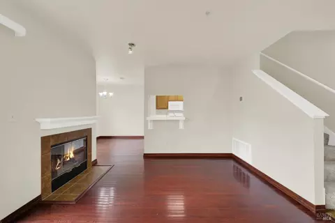Living - 118 Brogan Ct, Fairfield, CA 94534 photo 4 of 9