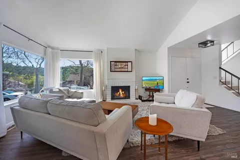 2 Mcintosh Ct, Novato, CA 94949