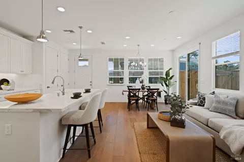 111 Chiquita Rd, Healdsburg, CA 95448