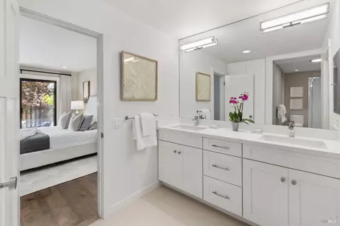 Bath - 16 Eucalyptus Knoll St, Mill Valley, CA 94941 photo 2 of 7