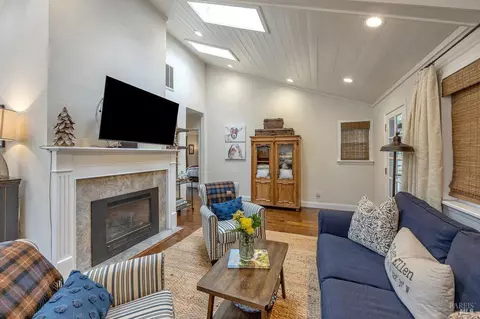 Living - 4357 Lakeside Rd, Glen Ellen, CA 95442 photo 3 of 4