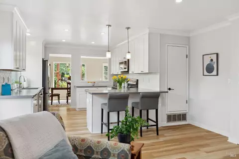 Living - 844 Rose Dr, Benicia, CA 94510 photo 4 of 6