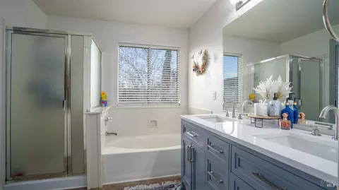 Bath - 2175 Moore Dr, Dixon, CA 95620 photo 2 of 3