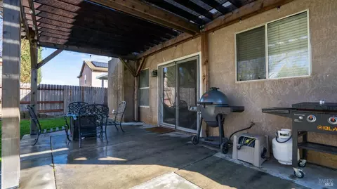 Exterior - 2175 Moore Dr, Dixon, CA 95620 photo 15 of 19