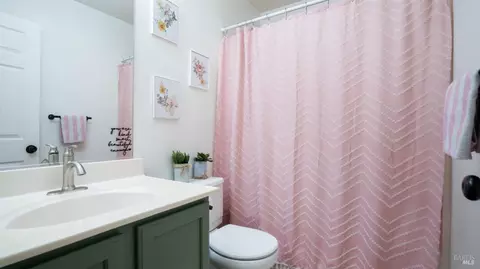 Bath - 2175 Moore Dr, Dixon, CA 95620 photo 3 of 3