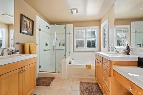 Bath - 1621 Pear Tree Ln, Napa, CA 94558 photo 2 of 5