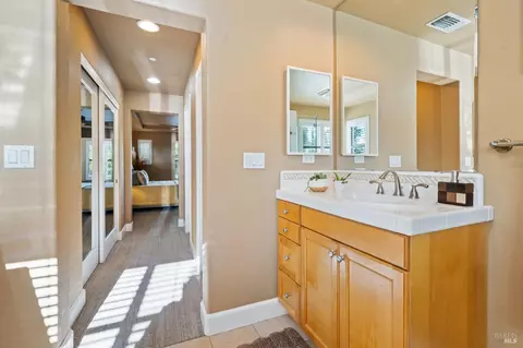 Bath - 1621 Pear Tree Ln, Napa, CA 94558 photo 4 of 5