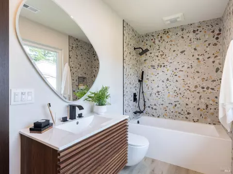 Bath - 1005 Alpine Ct, Napa, CA 94558 photo 5 of 6
