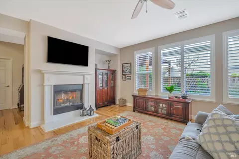 Living - 8557 Zinfandel Dr, Windsor, CA 95492 photo 5 of 7
