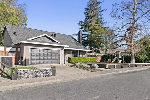 1562 Creekside Dr, Petaluma, CA 94954