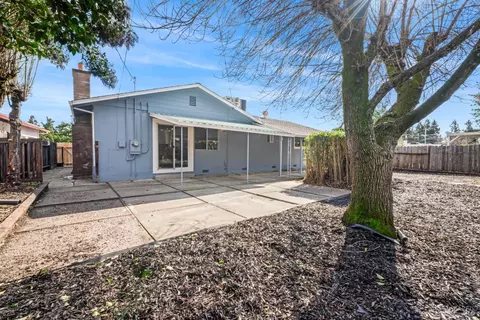 Exterior - 1019 5th St, Fairfield, CA 94533 photo 3 of 8