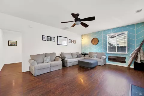 Living - 1530 Hannah Ct, Dixon, CA 95620 photo 2 of 6