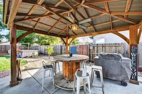 Exterior - 1530 Hannah Ct, Dixon, CA 95620 photo 13 of 24