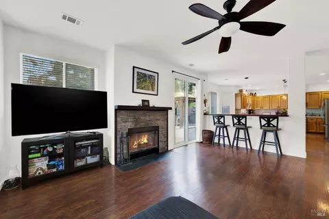 Living - 1530 Hannah Ct, Dixon, CA 95620 photo 4 of 6