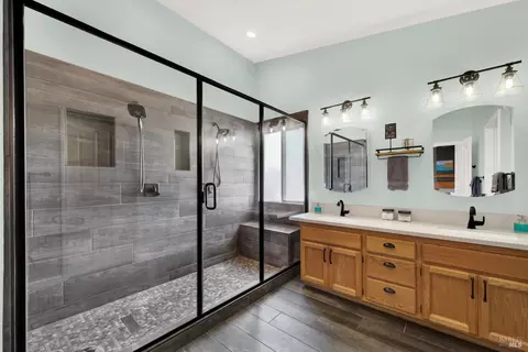 Bath - 1530 Hannah Ct, Dixon, CA 95620 photo 1 of 5