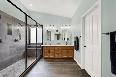 Bath - 1530 Hannah Ct, Dixon, CA 95620 photo 3 of 5