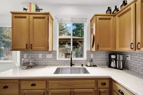 Kitchen - 1530 Hannah Ct, Dixon, CA 95620 photo 9 of 11