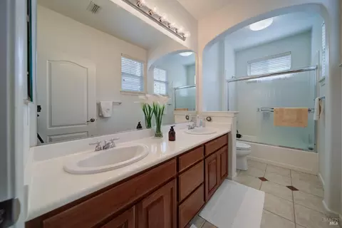 Bath - 1824 Landmark Dr, Vallejo, CA 94591 photo 2 of 8