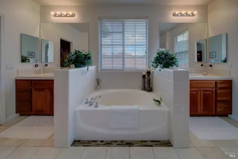 Bath - 1824 Landmark Dr, Vallejo, CA 94591 photo 3 of 8