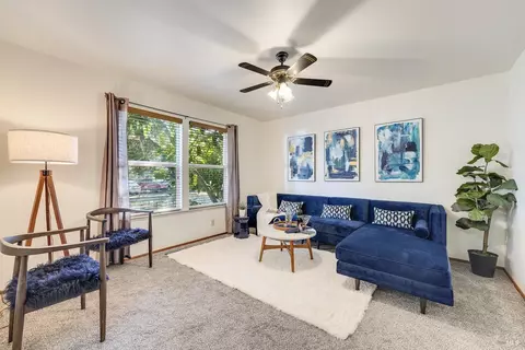 821 Twin Oaks Ln, Windsor, CA 95492